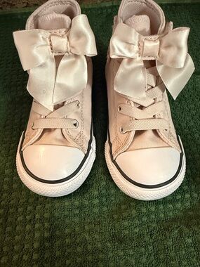 Pink Bow Converse All Stars 8C